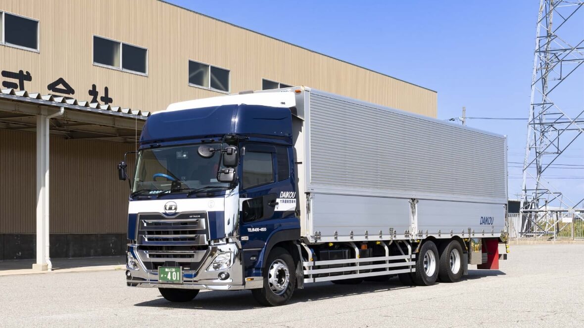 大型トラック（中低床ウイング仕様）