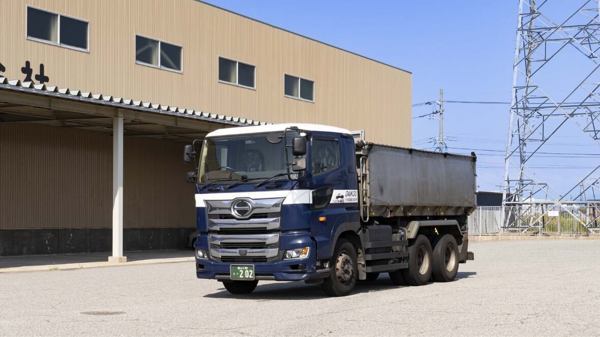 大型トラック（ダンプ仕様）
